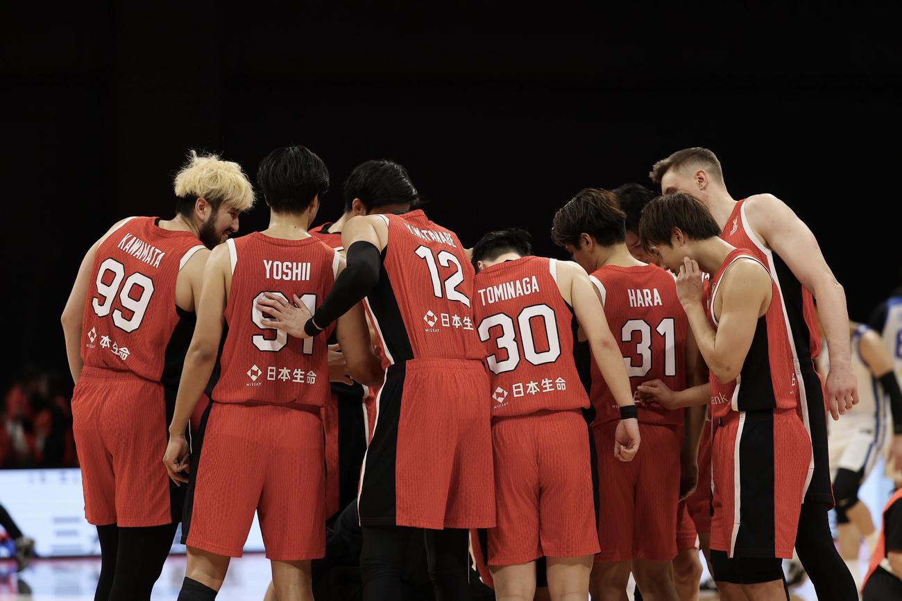 日本対台湾　試合前、円陣を組む日本の選手たち（撮影・前田充）