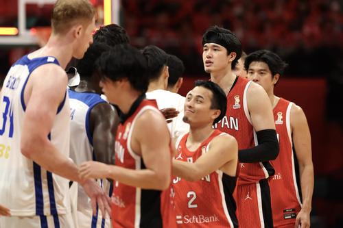 日本対台湾　試合後、健闘を称え合う渡辺雄（右から2人目）ら（撮影・前田充）