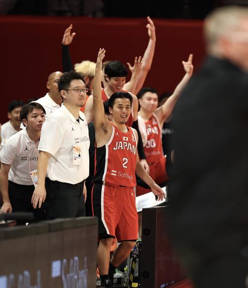 日本対台湾　勝利を喜ぶ富樫（手前）ら日本の選手たち（撮影・前田充）