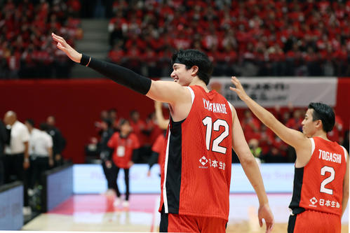 日本対台湾　台湾に勝利し、スタンドのファンの声援に応える渡辺雄（左）と富樫（撮影・前田充）