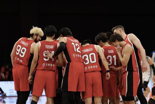 日本対台湾　試合前、円陣を組む日本の選手たち（撮影・前田充）