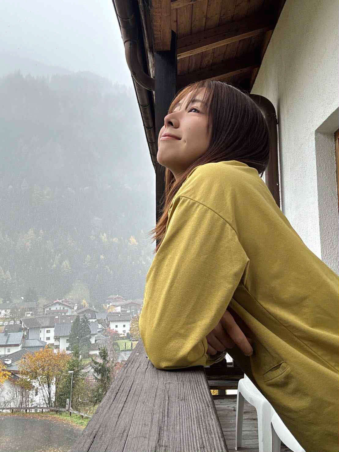 遠征先で写真に納まる三木つばき