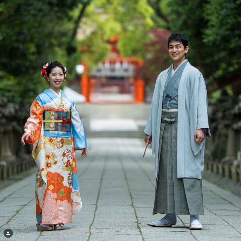 晴れ着姿で石清水八幡宮へ参拝した三浦璃来（左）と木原龍一（家庭画報のインスタグラムから）