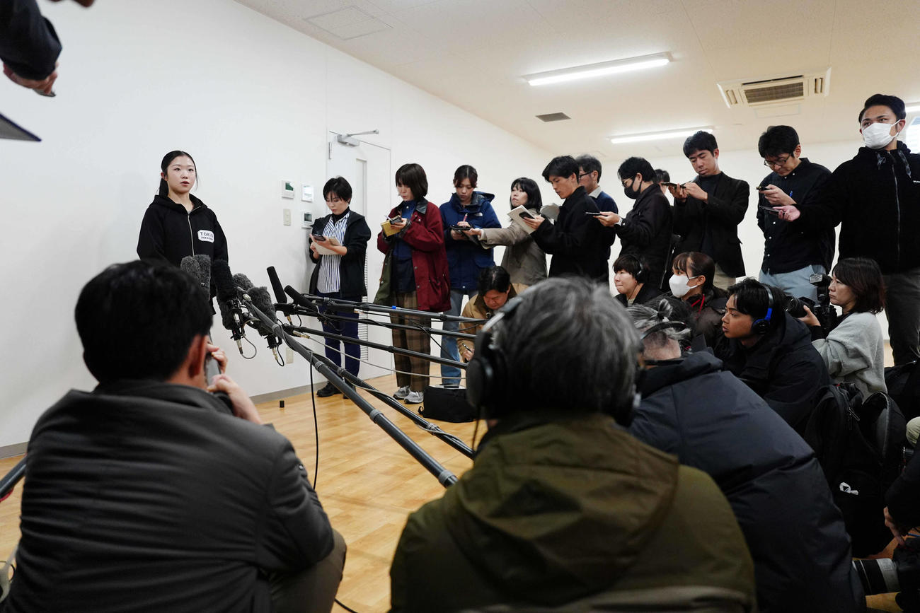 公開練習後、囲み取材に応じる中井（撮影・鈴木みどり）
