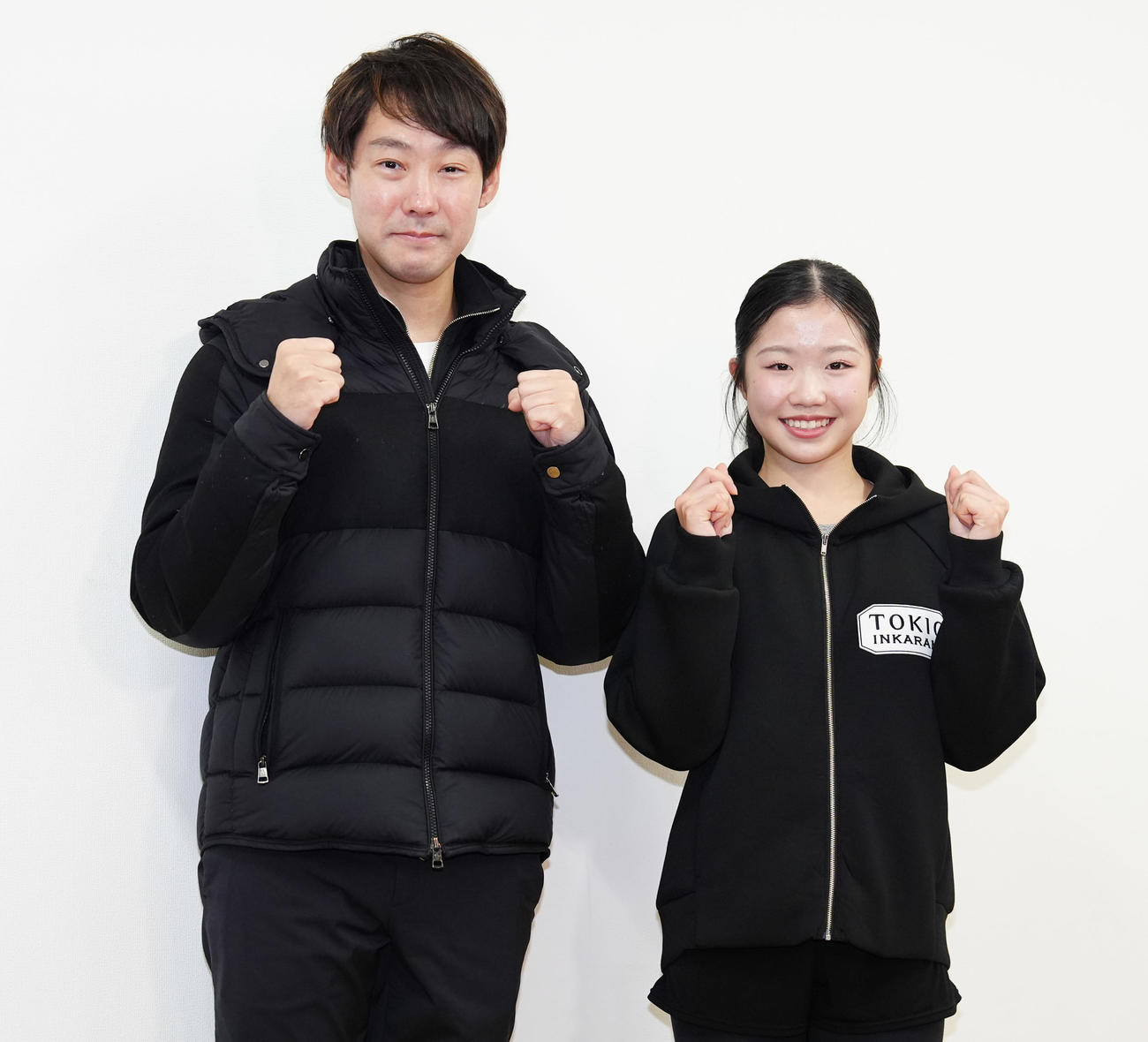 公開練習後、中庭コーチ（左）とガッツポーズする中井（撮影・鈴木みどり）