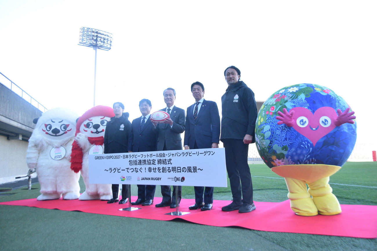 包括連携協定の締結式に参加した、左からYOKOHAMA TKMの山本、リーグワンの東海林専務理事、国際園芸博覧会協会の筒井会長、日本ラグビー協会の土田会長、BL東京の大野（撮影・泉光太郎）