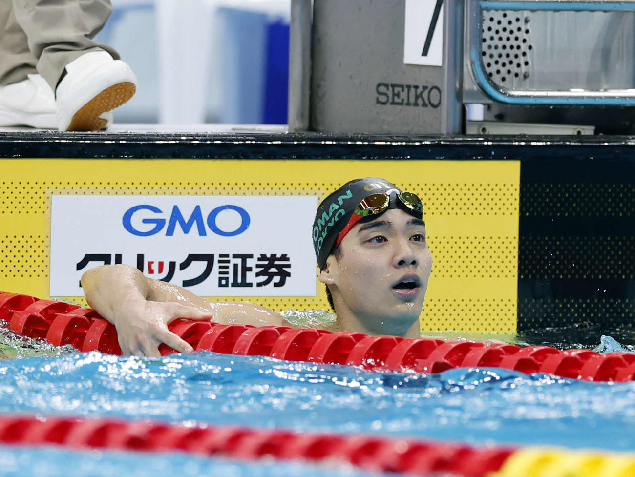 ジャパンオープン　男子200メートル自由形　決勝　自分の順位、タイムを確認する村佐（撮影・山本朝陽）