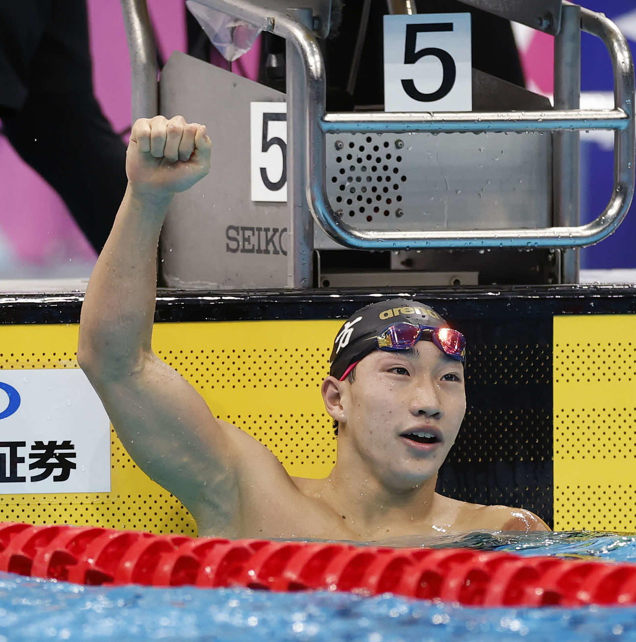 ジャパンオープン　男子100メートル平泳ぎ　決勝　優勝を決めガッツポーズを見せる大橋（撮影・山本朝陽）