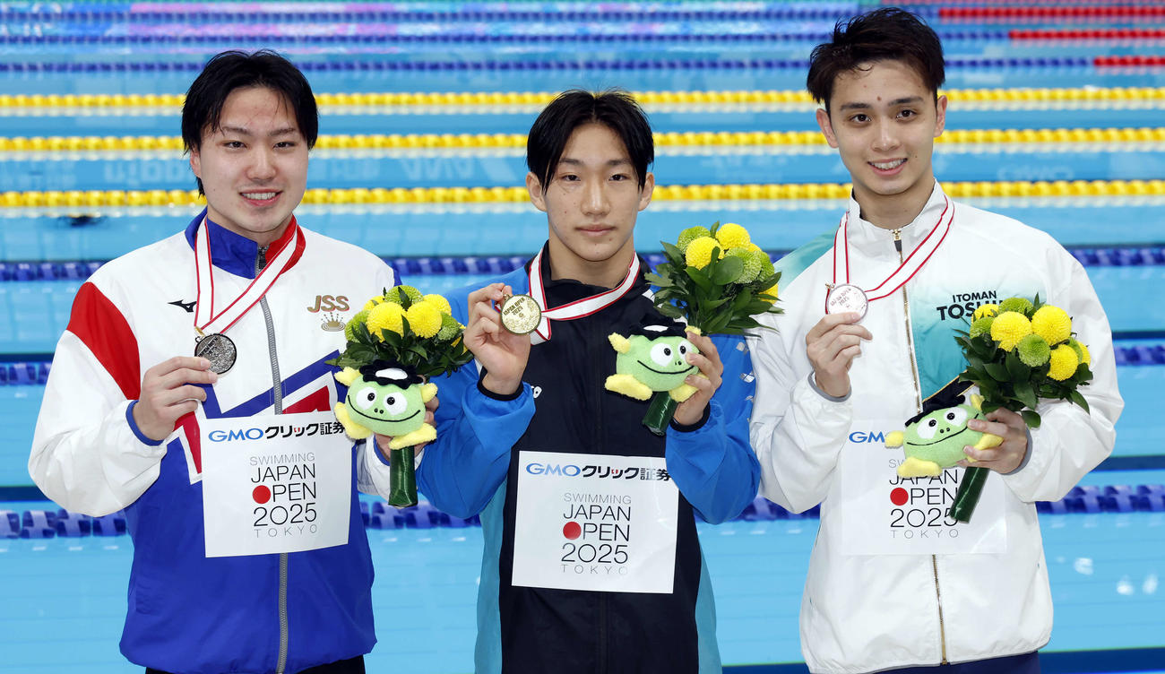 ジャパンオープン　男子100メートル平泳ぎ　表彰式後にフォトセッションを行った選手たち。左から2位大蔵、1位大橋、3位花車（撮影・山本朝陽）