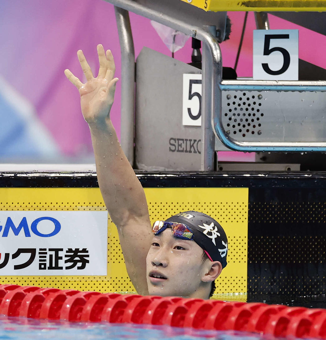 ジャパンオープン　男子100メートル平泳ぎ　決勝　優勝を決め、観客席に手を振る大橋（撮影・山本朝陽）