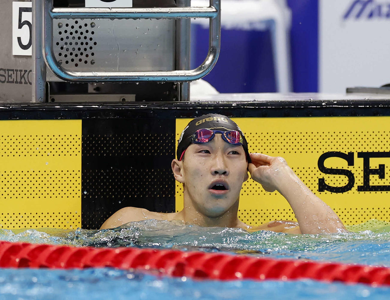 ジャパンオープン　男子100メートル平泳ぎ　決勝　タイムを確認する、1位大橋（撮影・山本朝陽）