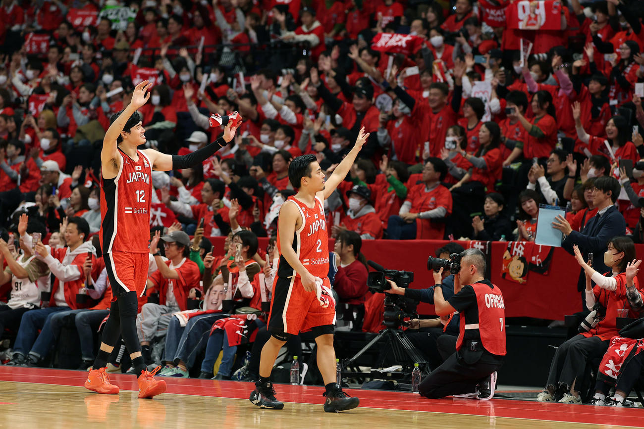 日本対台湾　台湾に勝利し、スタンドのファンの声援に応える渡辺雄（左）と富樫（撮影・前田充）