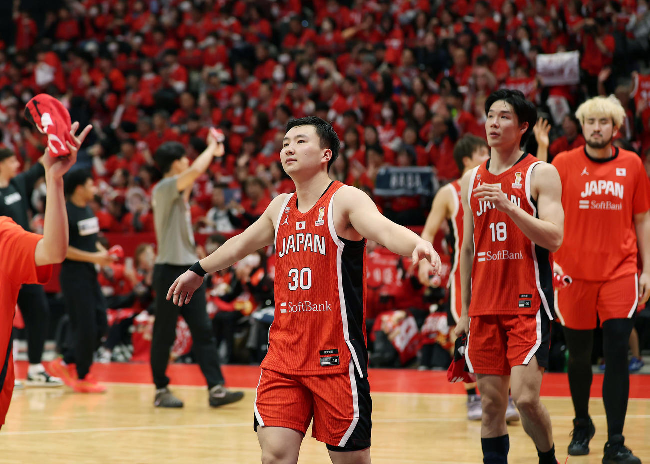 日本対台湾　台湾に勝利し、スタンドのファンの声援に応える富永（左）と馬場ら（撮影・前田充）