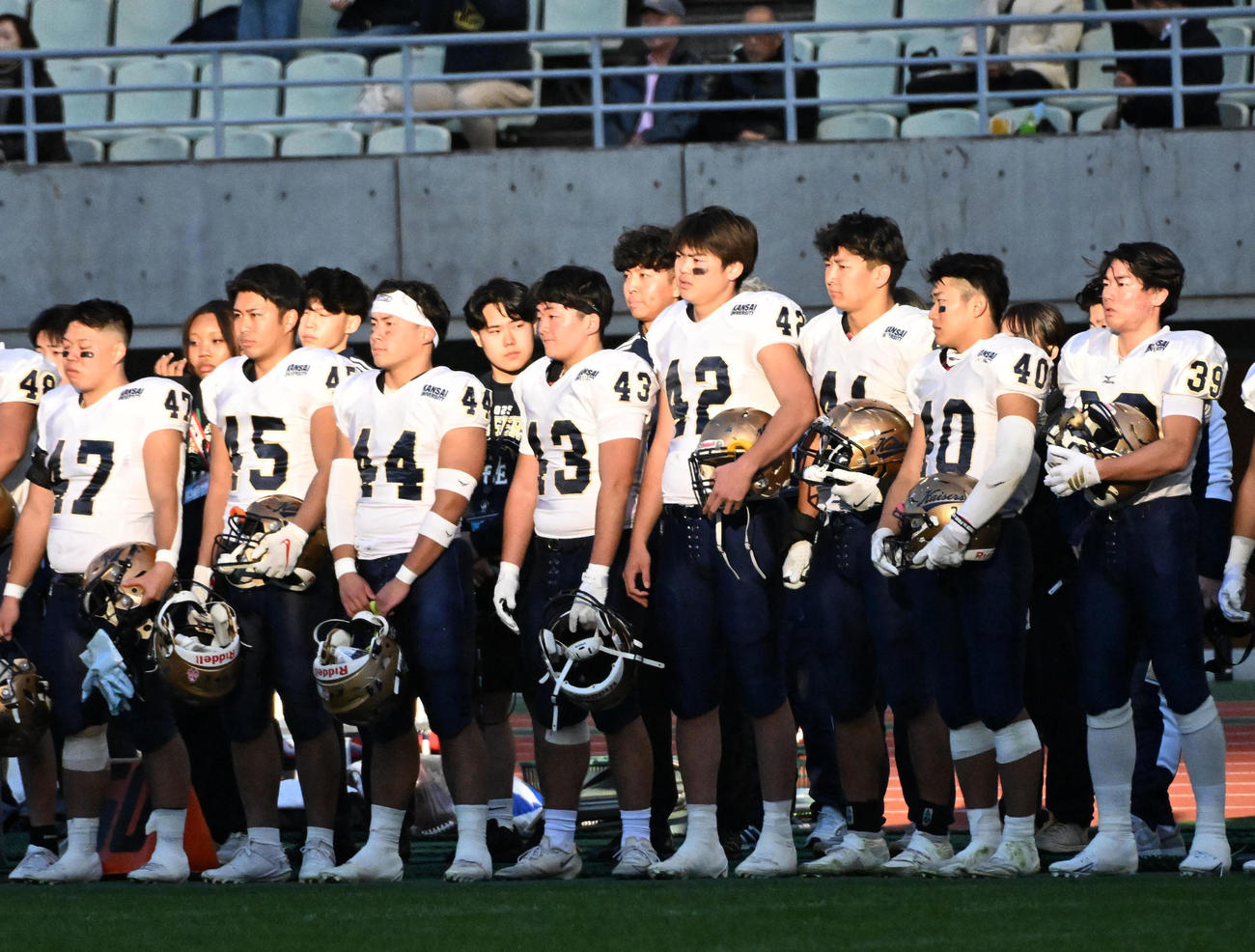関西学院大対関西大　関西学院大に負け肩を落とす関西大の選手ら（撮影・石井愛子）