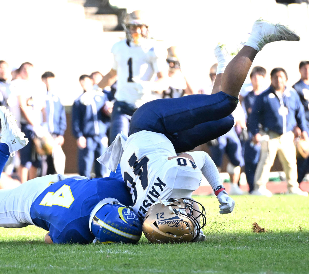 関西学院大対関西大　第2Q、ボールを落とし倒れる関西大・谷中勝貴（右）（撮影・石井愛子）