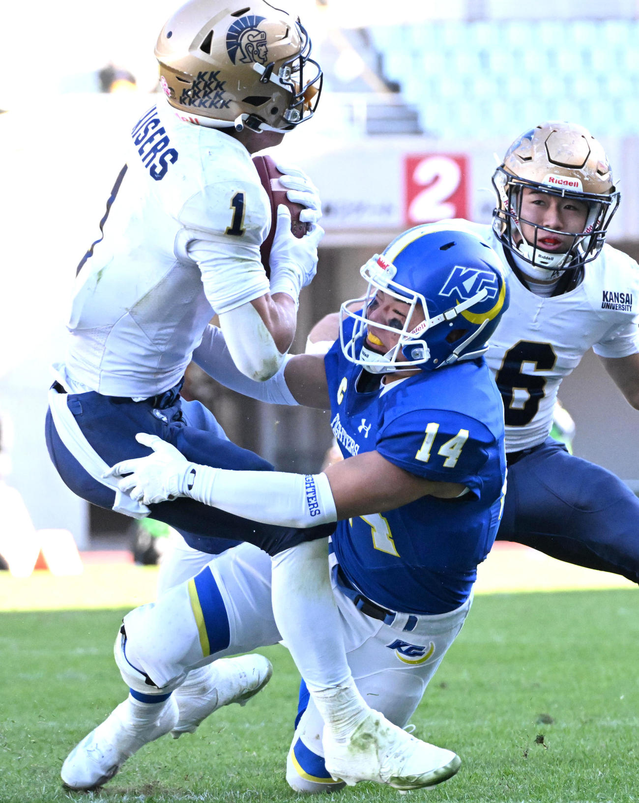 関西学院大対関西大　第2Q、関西大・吉田優太（左）にタックルをする関西学院大・礒田啓太郎（撮影・石井愛子）