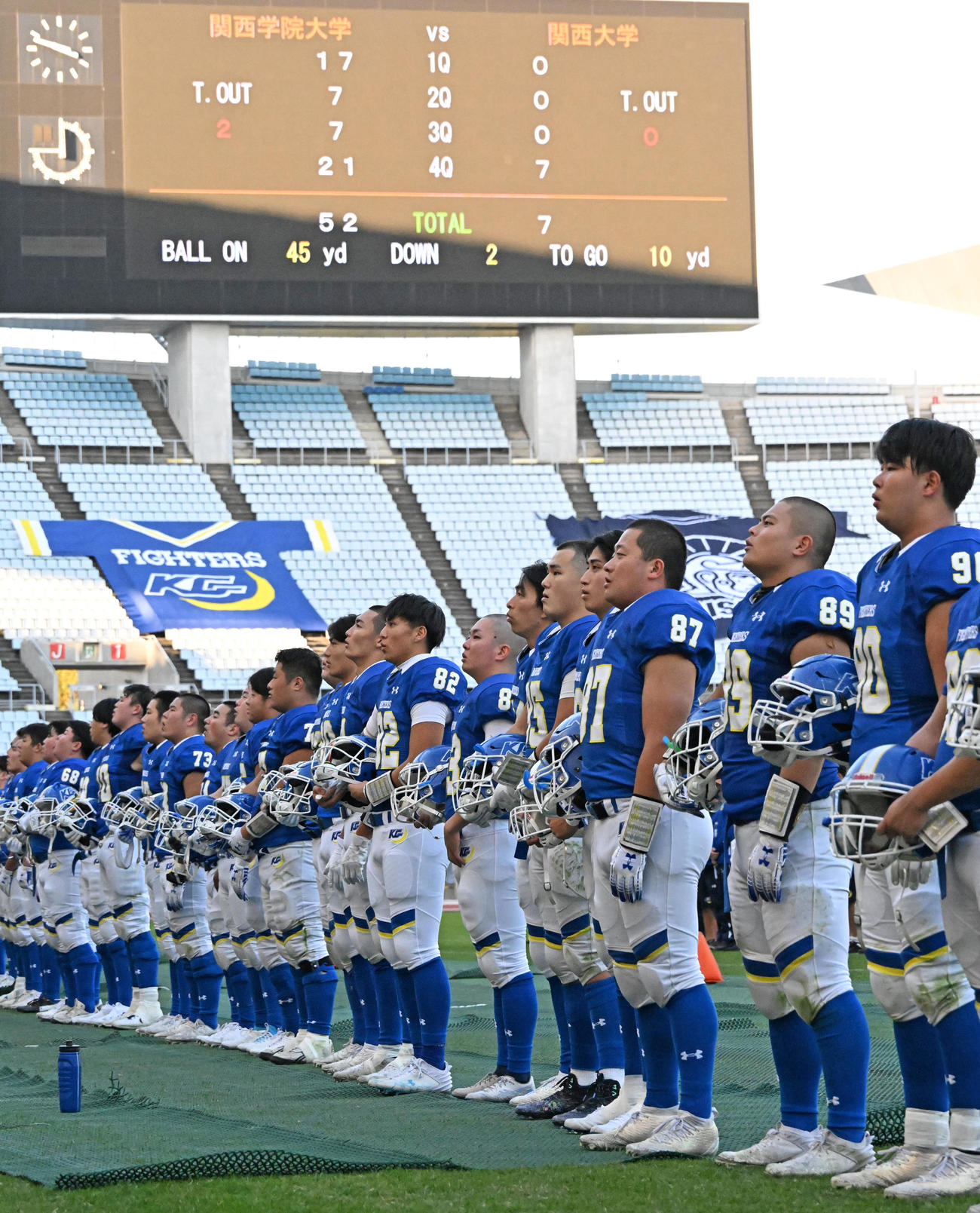 関西学院大対関西大　関西大に勝利し校歌を歌う関西学院大の選手ら（撮影・石井愛子）