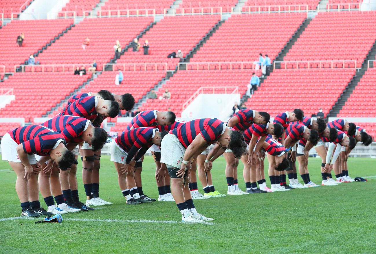 京産大対天理大　天理大に敗れスタンドの応援団にあいさつする京産大フィフティーン（撮影・上山淳一）