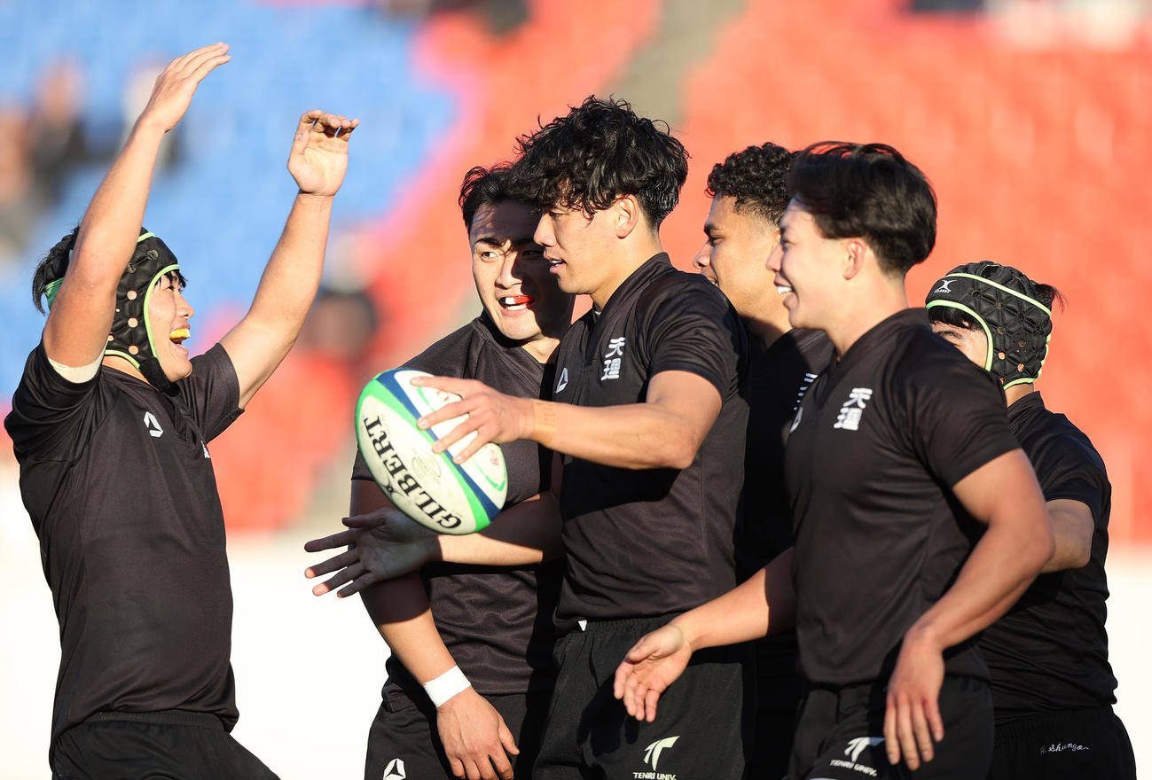 京産大対天理大　後半、天理大SO上ノ坊（左から3人目）はトライを決め仲間から祝福を受ける（撮影・上山淳一）