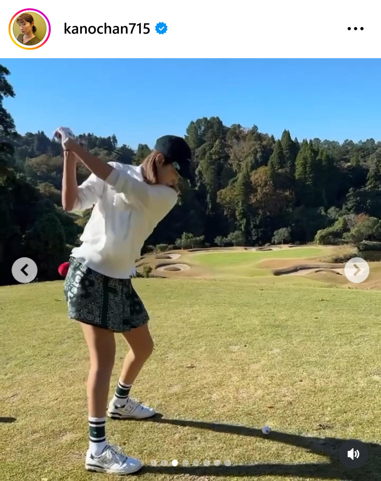 ミニスカ姿でティーショットを打つ狩野舞子さん（狩野舞子さんのインスタグラムから）