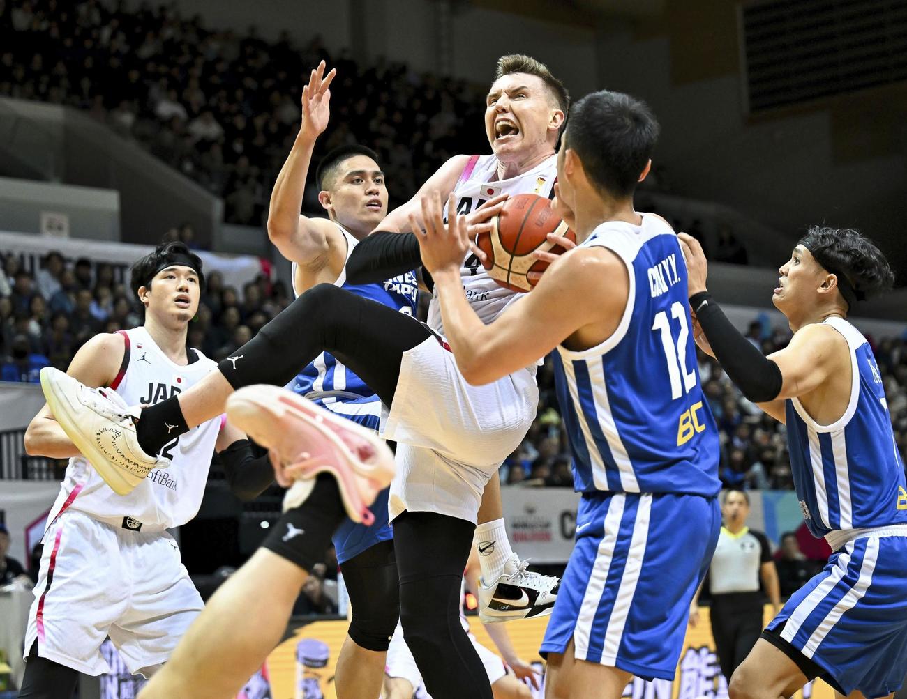 バスケットボール男子W杯アジア1次予選の台湾戦で、競り合うホーキンソン（中央）＝新北（ゲッティ＝共同）