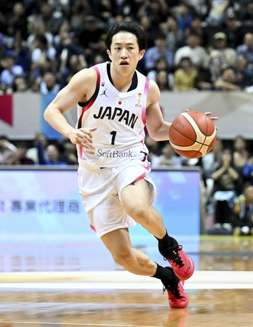 バスケットボール男子W杯アジア1次予選の台湾戦で、ドリブルする斎藤（ゲッティ＝共同）