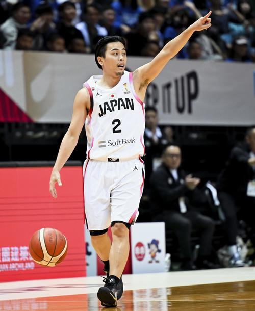 バスケットボール男子W杯アジア1次予選の台湾戦で、指示を出す富樫＝新北（ゲッティ＝共同）