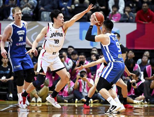 バスケットボール男子W杯アジア1次予選の台湾戦で、ディフェンスする馬場（中央）＝新北（ゲッティ＝共同）