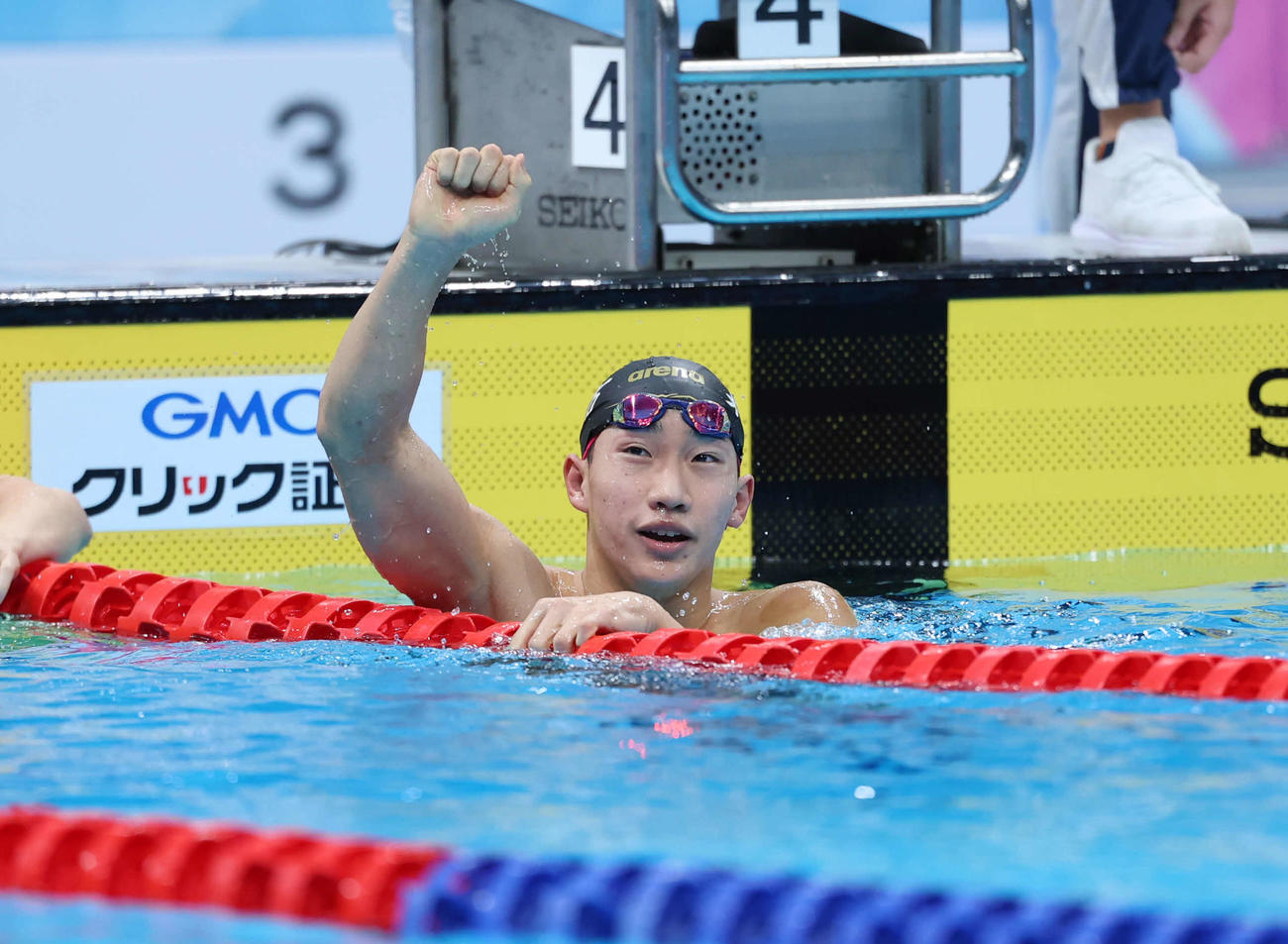 男子200メートル平泳ぎ決勝　優勝しガッツポーズをする大橋（撮影・増田悦実）