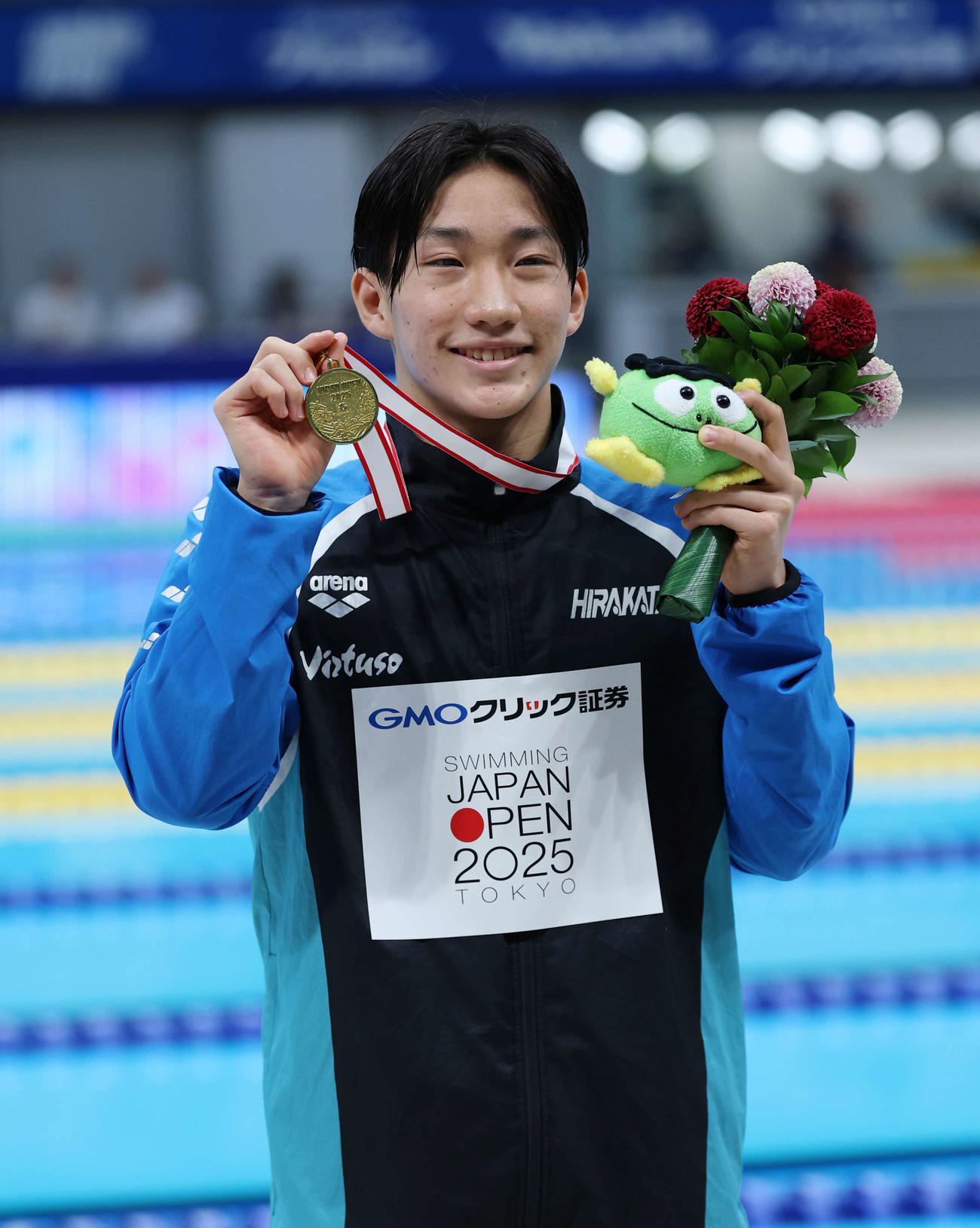 男子200メートル平泳ぎ決勝　優勝しメダルを手に笑顔を見せる大橋（撮影・増田悦実）