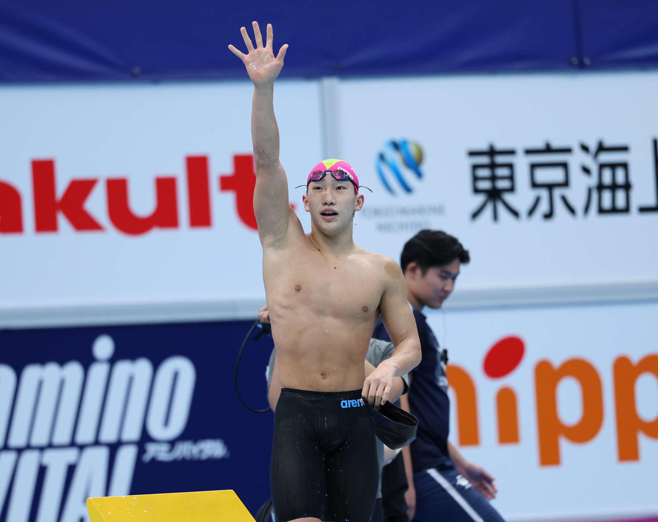 男子200メートル平泳ぎ決勝　優勝し観客に手を振る大橋（撮影・増田悦実）