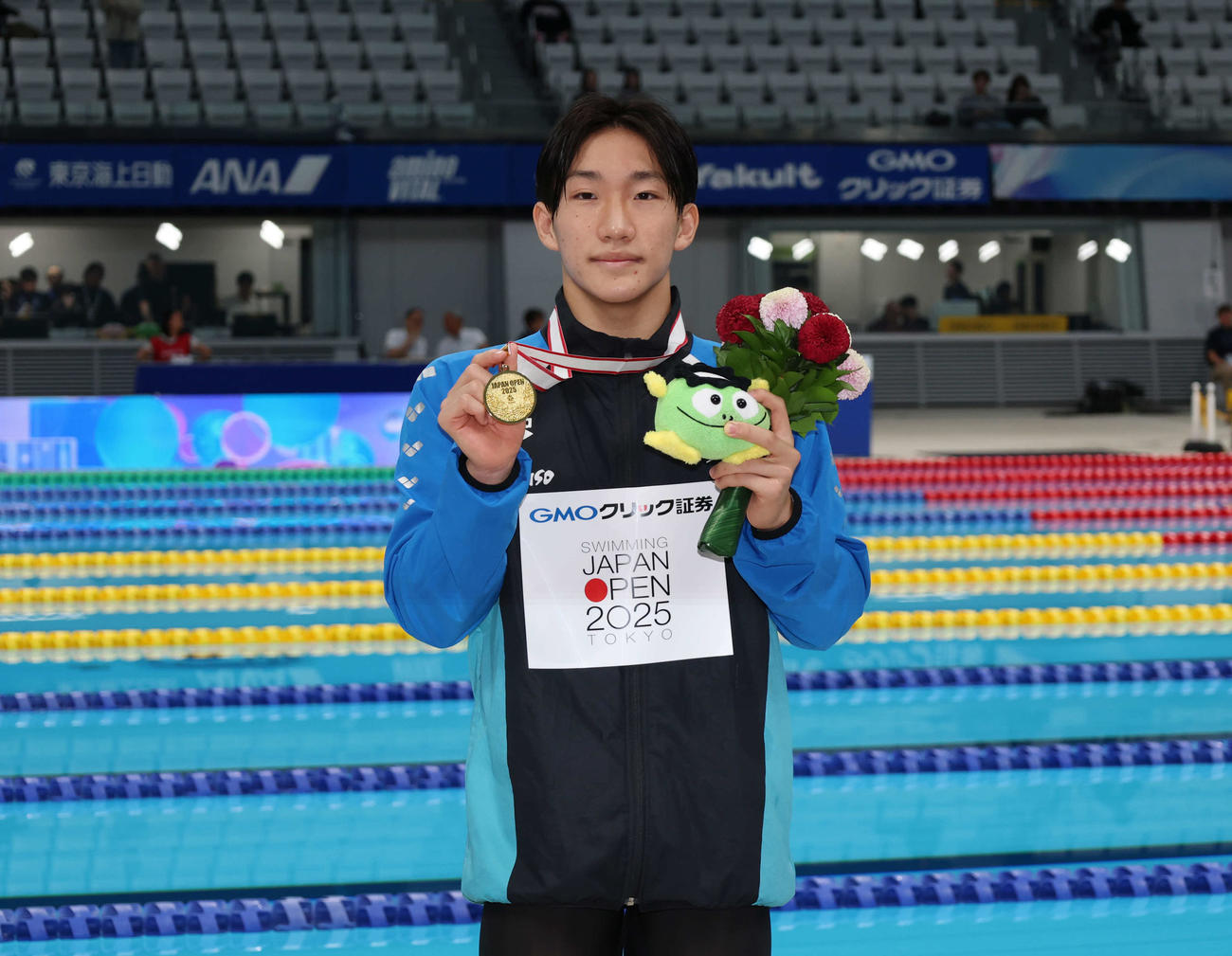 男子200メートル平泳ぎ決勝　優勝しメダルを手にする大橋（撮影・増田悦実）