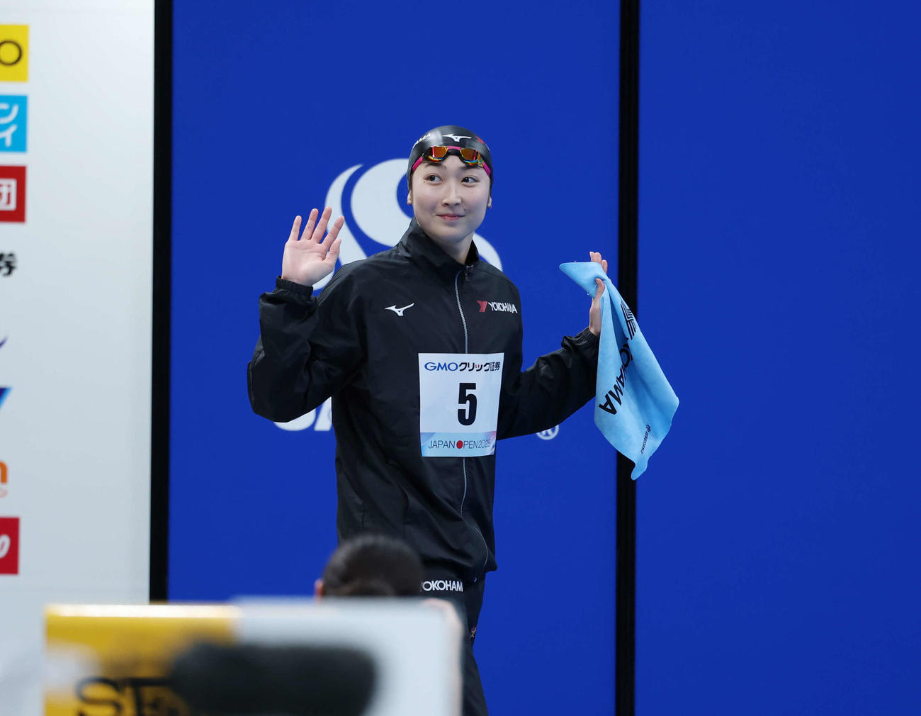 女子100メートルバタフライ決勝　選手入場する池江（撮影・増田悦実）