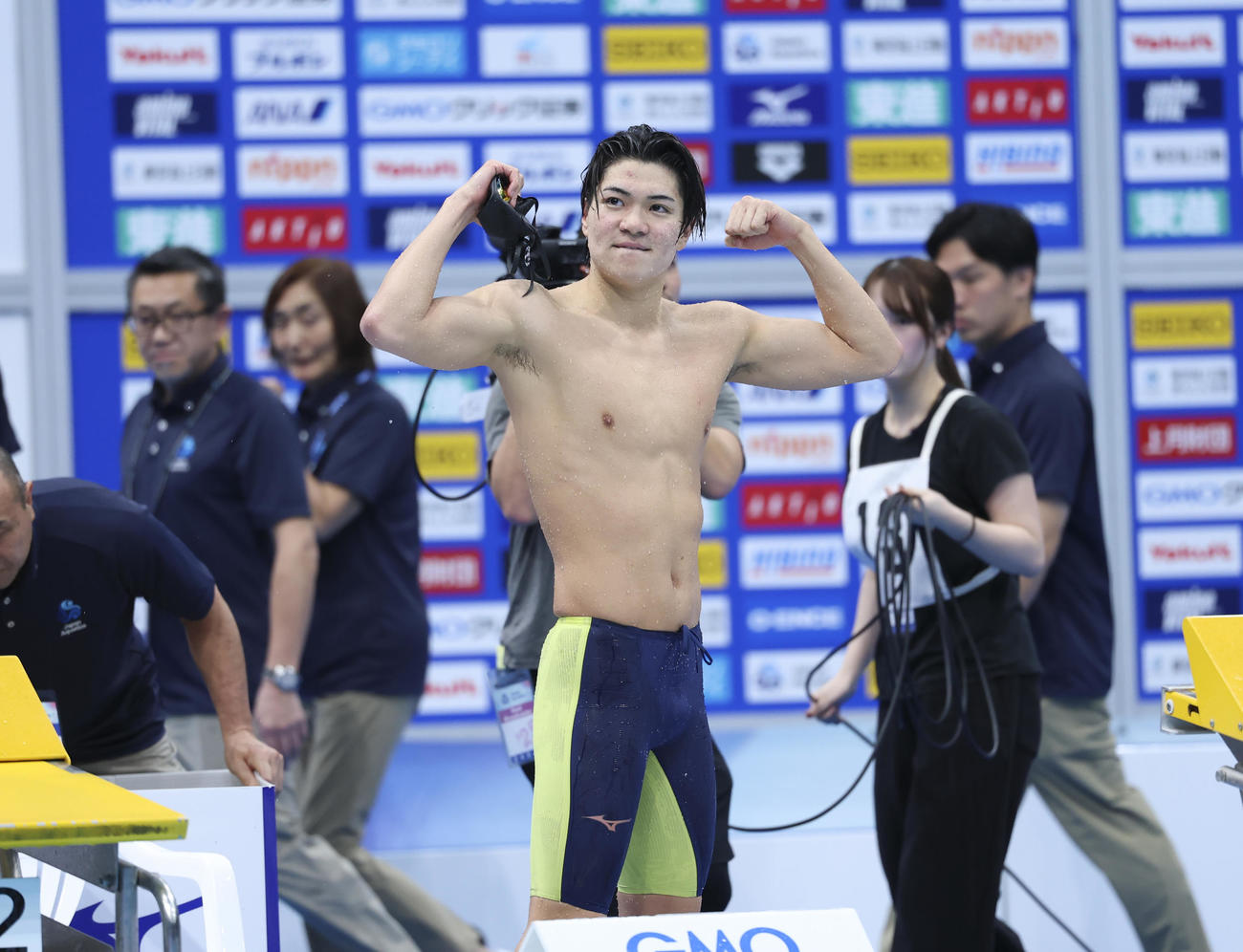 男子200メートル個人メドレー決勝　優勝しガッツポーズをする松下（撮影・増田悦実）