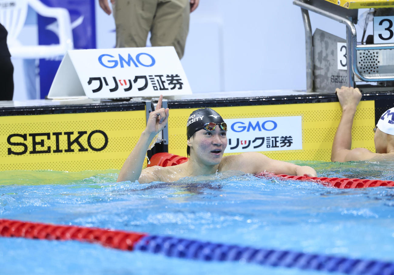 男子200メートル個人メドレー決勝　優勝し「1」ポーズをする松下（撮影・増田悦実）