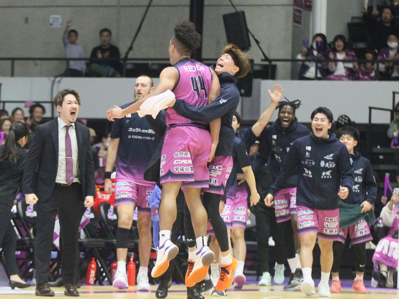 福島対福岡　1度目の延長戦終了間際、米山が3点シュートを決め喜ぶB2福島の選手たち（撮影・高橋香奈）