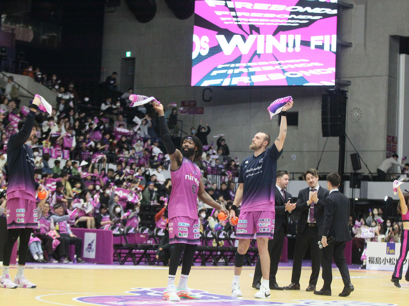 福島対福岡　ブースターと喜ぶB2福島の選手たち（撮影・高橋香奈）