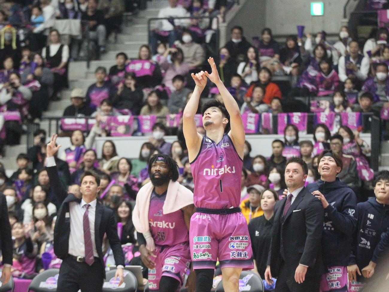 福島対福岡　3点シュートを放つB2福島・中野（撮影・高橋香奈）