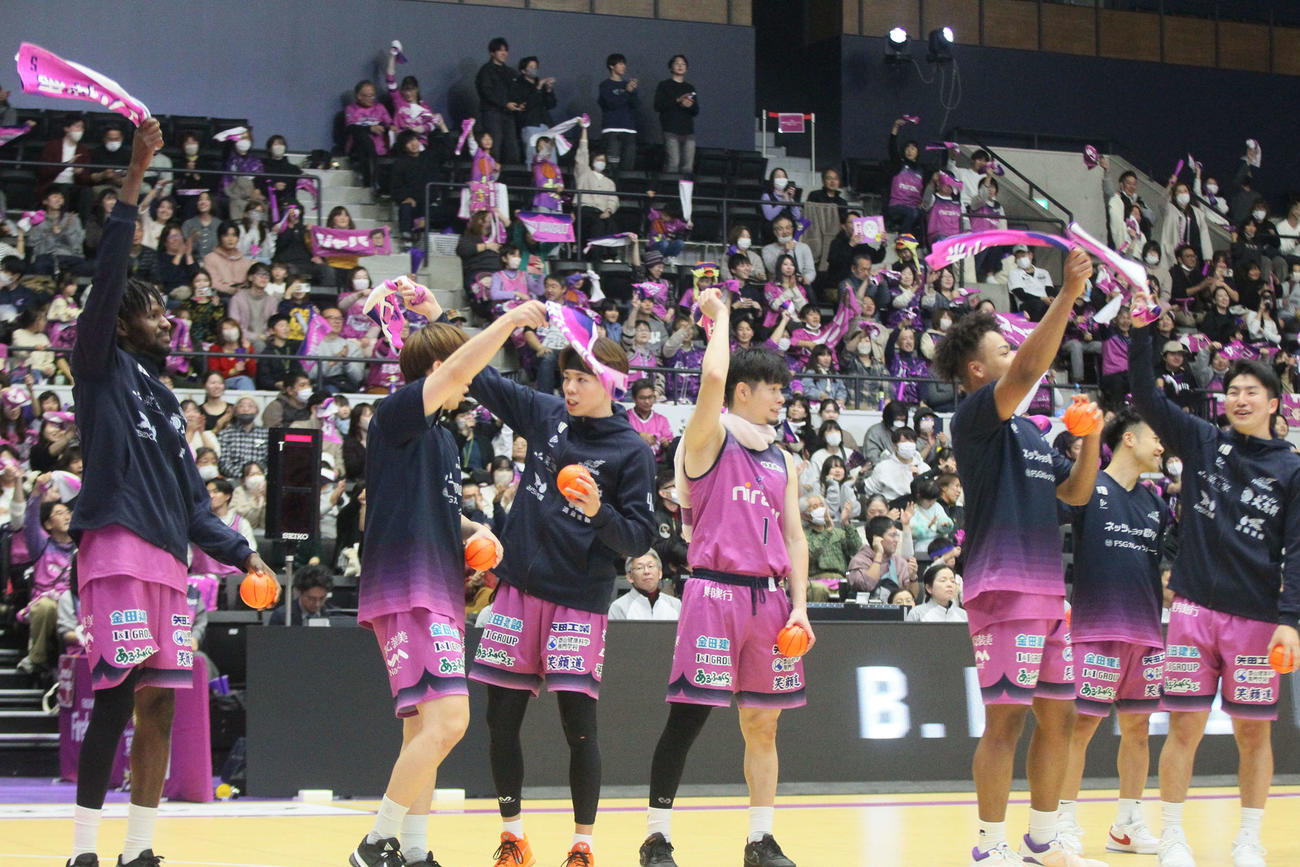 福島対福岡　ブースターと喜ぶB2福島の選手たち（撮影・高橋香奈）