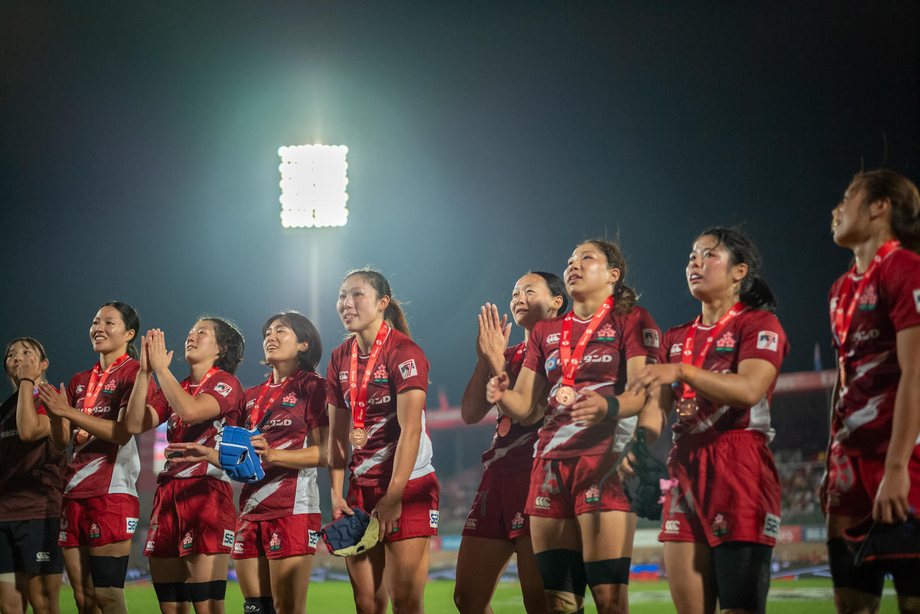 HSBC SVNS2026ドバイ大会で銅メダルを獲得した日本代表「サクラセブンズ」(C)JRFU