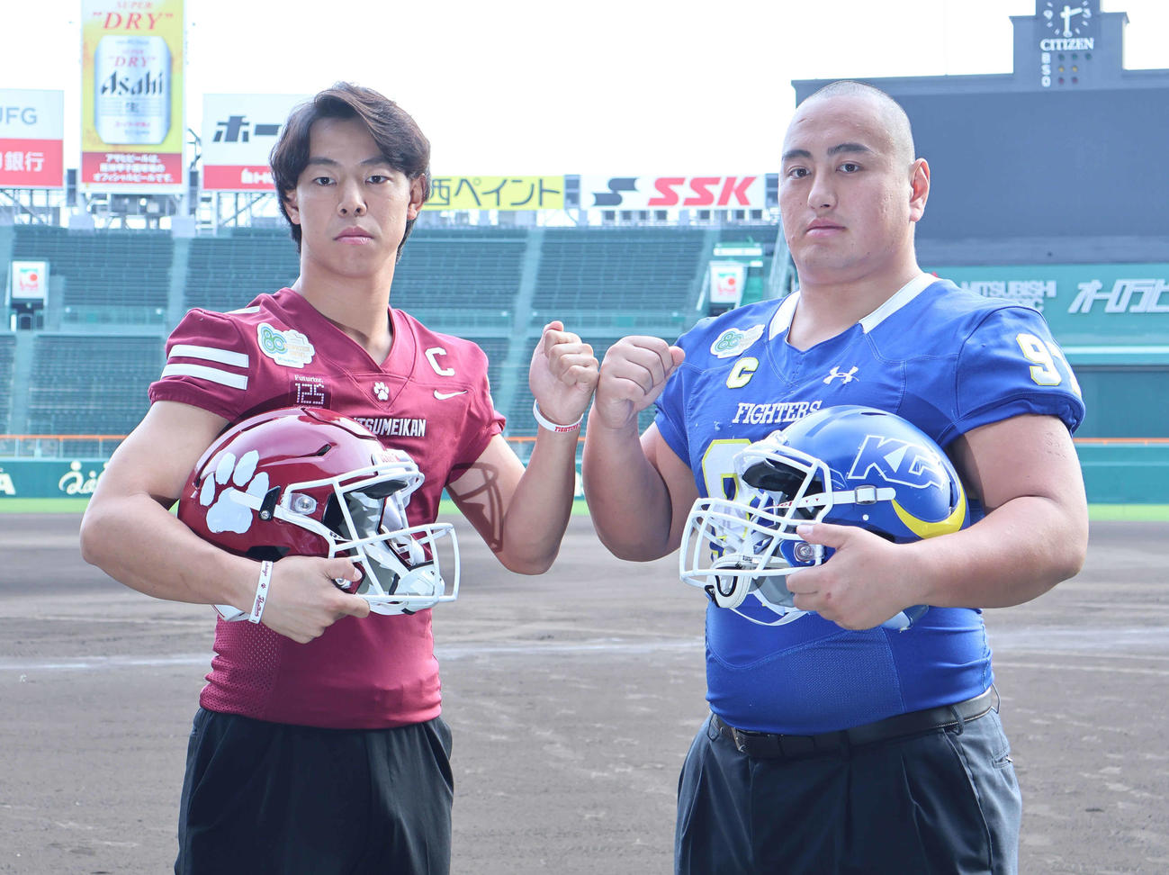 ガッツポーズをする両主将。立命大の今田甚太郎（左）と関学大の前田涼太（撮影・竹本穂乃加）