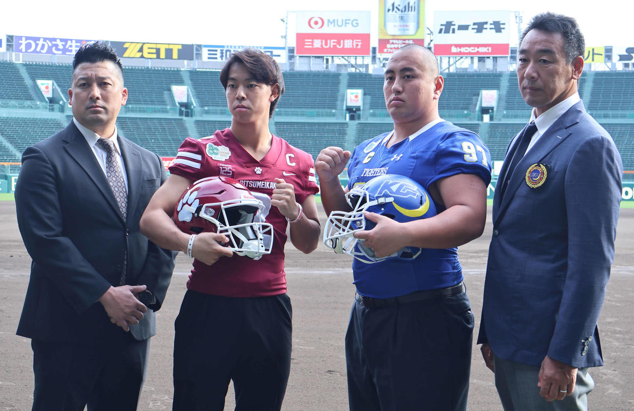 甲子園球場に立つ4人。左から立命大の高橋健太郎監督、今田甚太郎主将（4年）、関学大の前田涼太主将（4年）、大村和輝監督（撮影・竹本穂乃加）