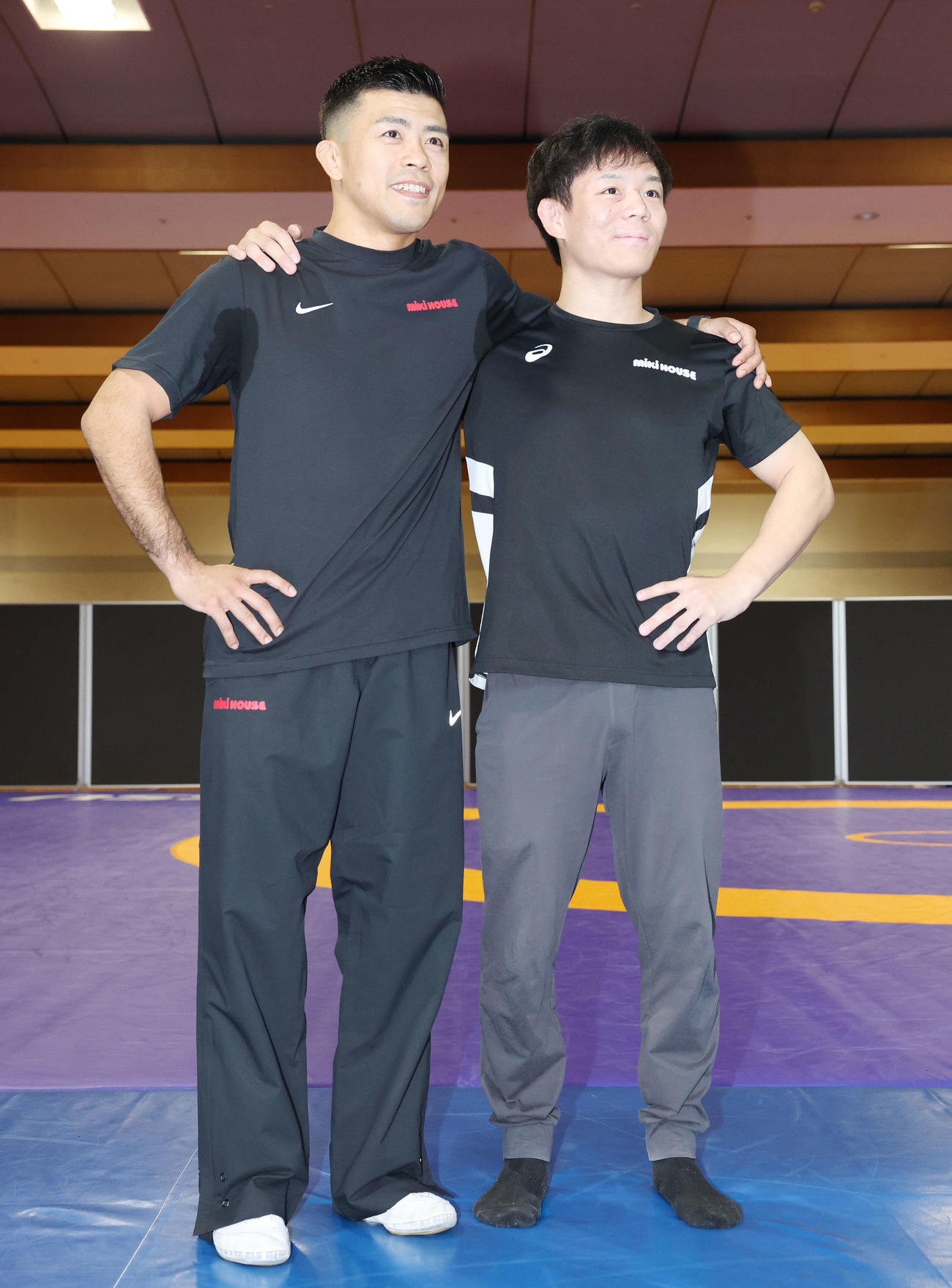 笑顔で肩を組む文田（左）と樋口（撮影・宮地輝）