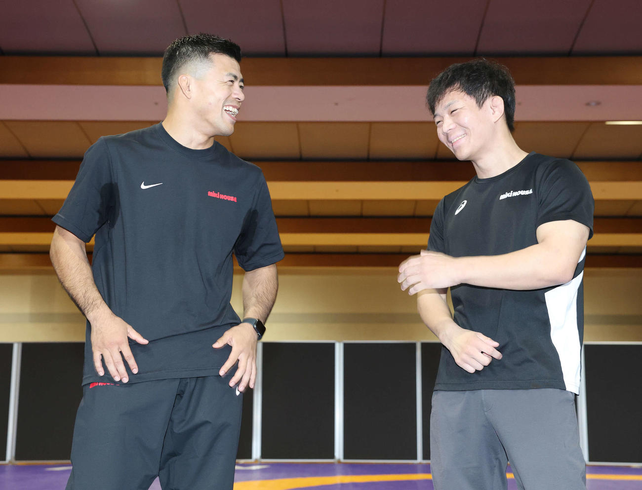 撮影を終え笑顔を見せる文田（左）と樋口（撮影・宮地輝）