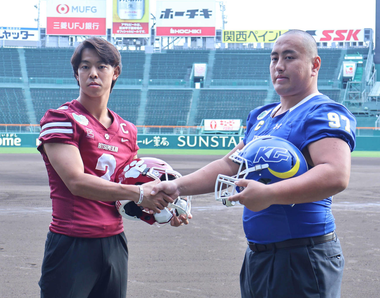 握手する両主将。左から立命大の今田甚太郎（4年）、関学大の前田涼太（4年）（撮影・竹本穂乃加）