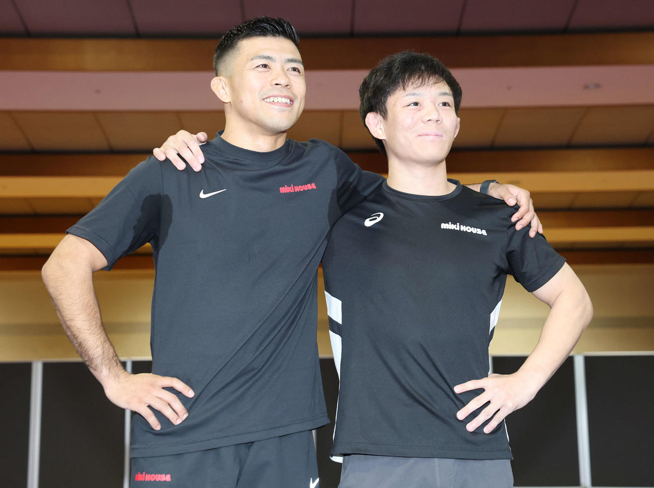笑顔で肩を組む文田（左）と樋口（撮影・宮地輝）