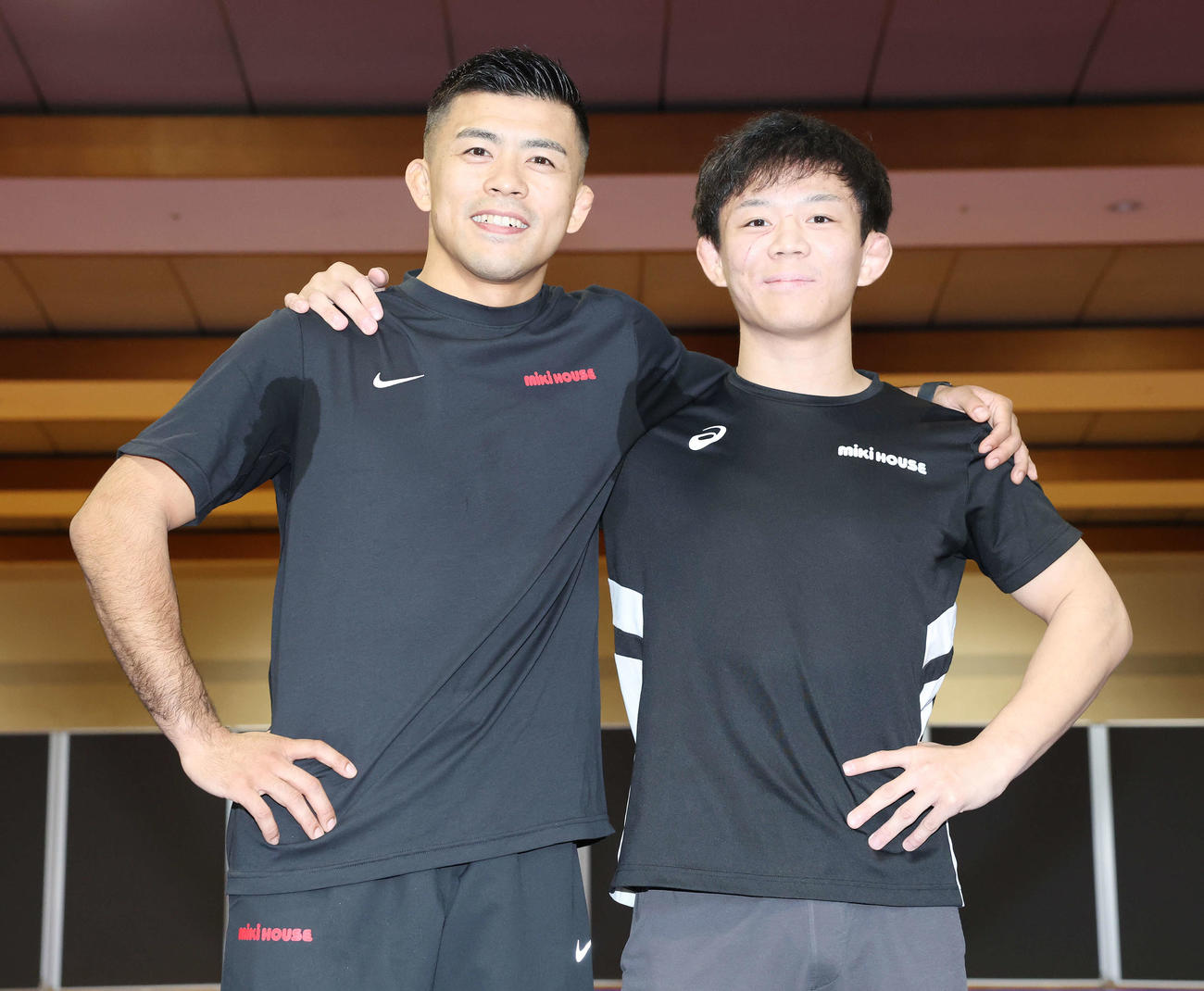 笑顔で肩を組む文田（左）と樋口（撮影・宮地輝）