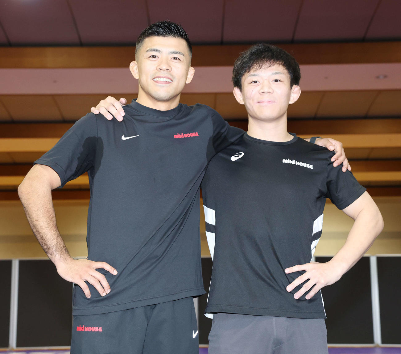 笑顔で肩を組む文田（左）と樋口（撮影・宮地輝）
