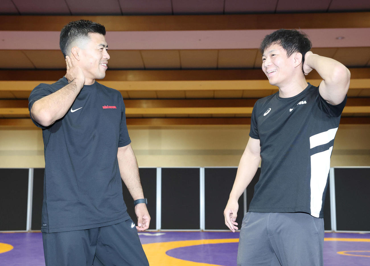 笑顔を見せながら撮影ポーズを考える文田（左）と樋口（撮影・宮地輝）