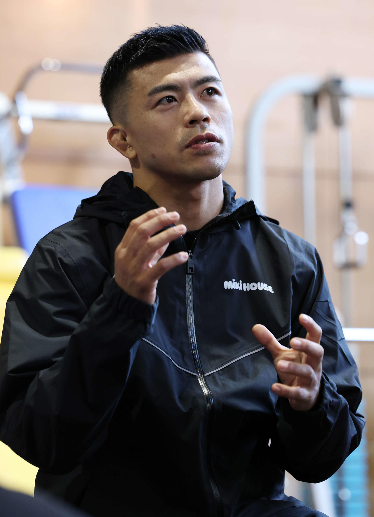 記者の質問に答える文田（撮影・宮地輝）